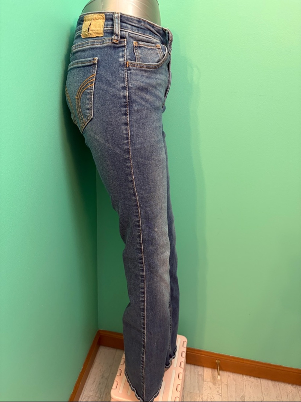 Hollister Medium Blue High-Rise Flare Jeans - Picture 4 of 10